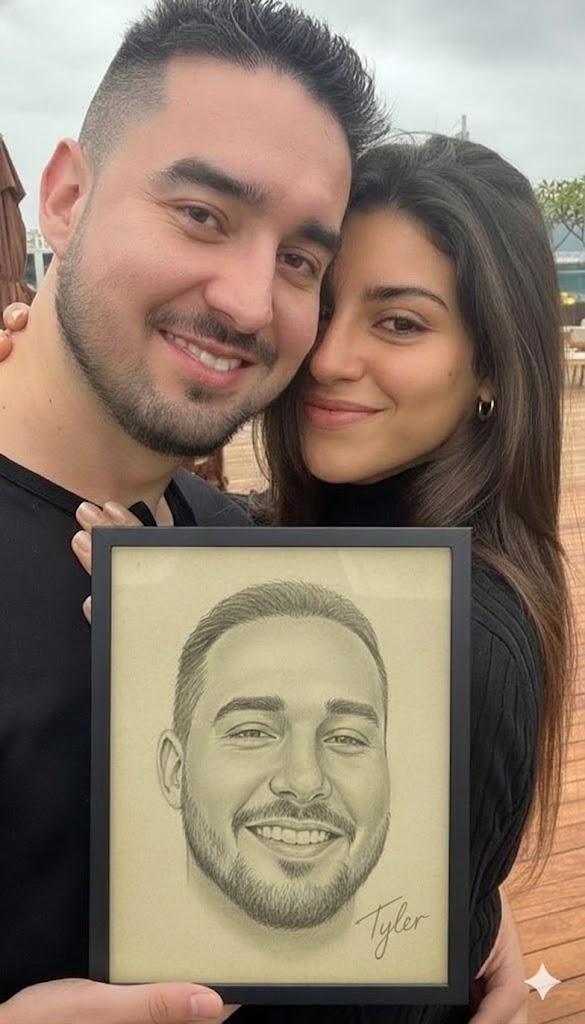 Pareja sosteniendo un retrato dibujado a mano enmarcado